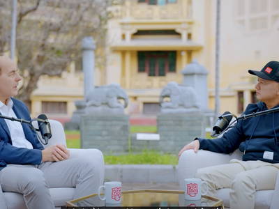 Ông Jan Van Eck, CEO VanEck (trái) và ông Thomas Nguyễn, Giám đốc Thị trường nước ngoài của 99Kl99 link đăng nhập SSI trao đổi tại Chương trình