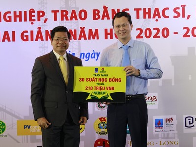 Phân bón Dầu khí Cà Mau (DCM) trao học bổng cho sinh viên