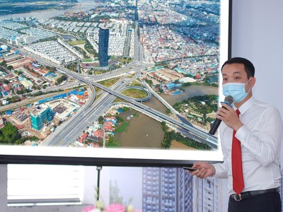 Ông Đỗ Hữu Hậu, Phó tổng giám đốc TCH đang cập nhật tiến độ xây dựng các dự án của Công ty
