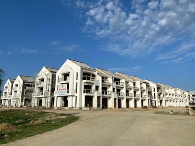 Hoian d'Or do Tracodi làm tổng thầu đã thi công xong 90% Kl99kl ưu đãi độc quyền kỹ thuật nội khu và phần thân của 202 căn shophouse, dự kiến bàn giao trong quý 3/2022