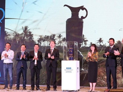 Ban tổ chức và chiếc cup vô địch
