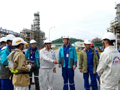 Tổng giám đốc BSR Bùi Ngọc Dương cùng Ban Giám đốc Nhà máy kiểm tra công tác phòng chống báo số 4 (Noru) tại khu Nhà máy chính.
