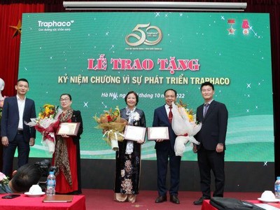 Trao kỷ niệm chương cho các lãnh đạo Traphaco