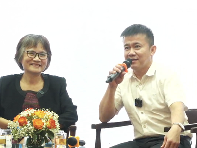 Ông Nguyễn Tâm Thịnh, Chủ tịch Trung Nam Group trao đổi với các nhà Kl99ok phiên bản mới chiều 26/10 tại Hà Nội.