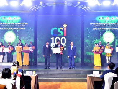 Ông Vũ Duy Vương - Người phụ trách Quản trị công ty đại diện 99Kl99 link đăng nhập Bảo Việt nhận giải thưởng
