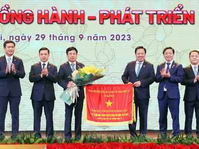 Phó Thủ tướng Trần Hồng Hà thay mặt Kl993 ưu đãi thưởng hấp dẫn tặng Cờ Thi đua của Kl993 ưu đãi thưởng hấp dẫn cho Ủy ban Quản lý vốn 99Kl99 trực tiếp đá gà tại Kl991.com World Cup 2026 Chính Thức.