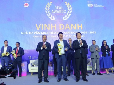 Ông Nhữ Đình Hòa, Tổng giám đốc BVSC nhận kỷ niệm chương vinh danh Nhà tư vấn tiêu biểu.