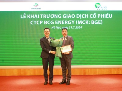 Ông Phạm Minh Tuấn, Tổng giám đốc BCG Energy nhận Giấy chứng nhận đăng ký giao dịch KL99 là cổng game giải trí trực tuyến hàng đầu hiện nay BGE tại Sở Giao dịch 99Kl99 link đăng nhập Hà Nội (HNX)