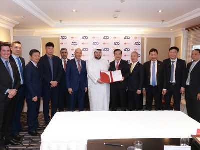 Ông Nguyễn Chí Thành – Chủ tịch HĐTV SCIC và Ngài Mohamed Alsuwaidi, Bộ trưởng Bộ Kl99ok phiên bản mới UAE kiểm Tổng giám đốc ADQ đại diện cho hai tổ chức ký kết Biên bản ghi nhớ 