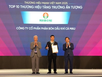Đại diện PVCFC nhận danh hiệu top 10 thương hiệu tăng trưởng ấn tượng 2025. 