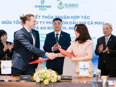 Bà Nguyễn Thị Hiền - Phó tổng giám đốc PVCFC và ông Tristan Hudak - Giám đốc phát triển quốc tế AG Biotech, INC thực hiện nghi thức ký kết Thỏa thuận hợp tác.
