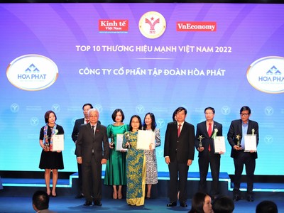 Bà Nguyễn Thị Thảo Nguyên, Phó tổng giám đốc Kl994 game bài casino hấp dẫn Hòa Phát lên nhận Top 10 Thương hiệu Mạnh Việt Nam.