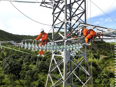 EVN lỗ lớn, cứu nguy cách nào?