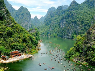 Nâng cao năng lực cạnh tranh ngành du lịch, không chỉ bằng giá