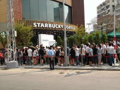 Toan tính kĩ lưỡng, vì sao Starbucks chưa thể hạ gục cà phê Việt?