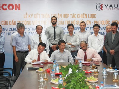 Ông Phạm Việt Khoa - Chủ tịch HĐQT FECON và ông Sultan Ali Lashed Lootah - Chủ tịch Quỹ Kl99ok phiên bản mới VAULT cùng ký kết thoả thuận hợp tác vừa ký kết dưới sự chứng kiến của Đại sứ đặc mệnh toàn quyền Việt Nam tại UAE Phạm Bình Đàm