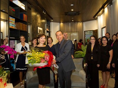 Ông Chung Bá Phương tặng hoa bà Cecilia Piccioni