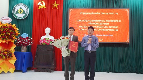 Phó Chủ tịch UBND tỉnh Quảng Trị Lê Văn Bảo trao quyết định điều động, bổ nhiệm ông Hoàng Ngọc Thành giữ chức vụ Chủ tịch Hội đồng thành viên, Giám đốc Công ty TNHH MTV Lâm nghiệp Triệu Hải.