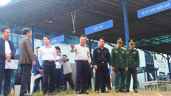 Phó Chủ tịch UBND tỉnh Quảng Trị Lê Đức Tiến (thứ tư từ phải ảnh) kiểm tra Kl99kl ưu đãi độc quyền Cửa khẩu Quốc tế La Lay