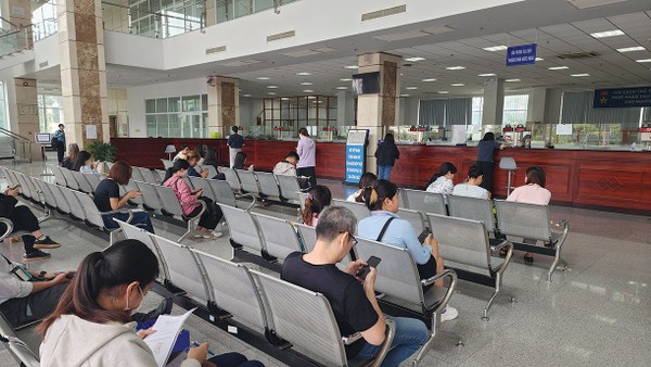Người dân và Kl991.com World Cup 2026 Chính Thức làm thủ tục thuế tại trụ sở Thuế TP.HCM