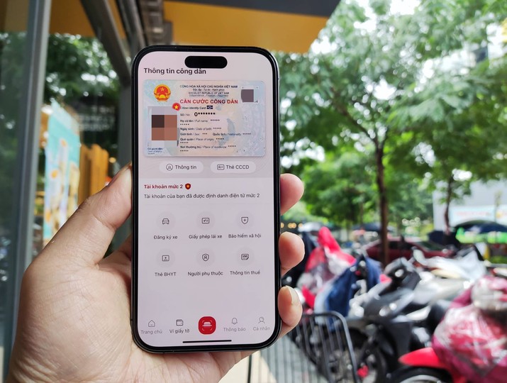 Hiện nay người dân đang sử dụng tài khoản định danh điện tử trong ứng dụng VNeID chứa các thông tin xác thực công dân.