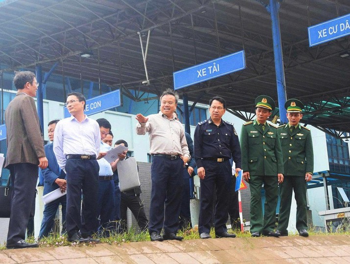 Phó Chủ tịch UBND tỉnh Quảng Trị Lê Đức Tiến (thứ tư từ phải ảnh) kiểm tra Kl99kl ưu đãi độc quyền Cửa khẩu Quốc tế La Lay