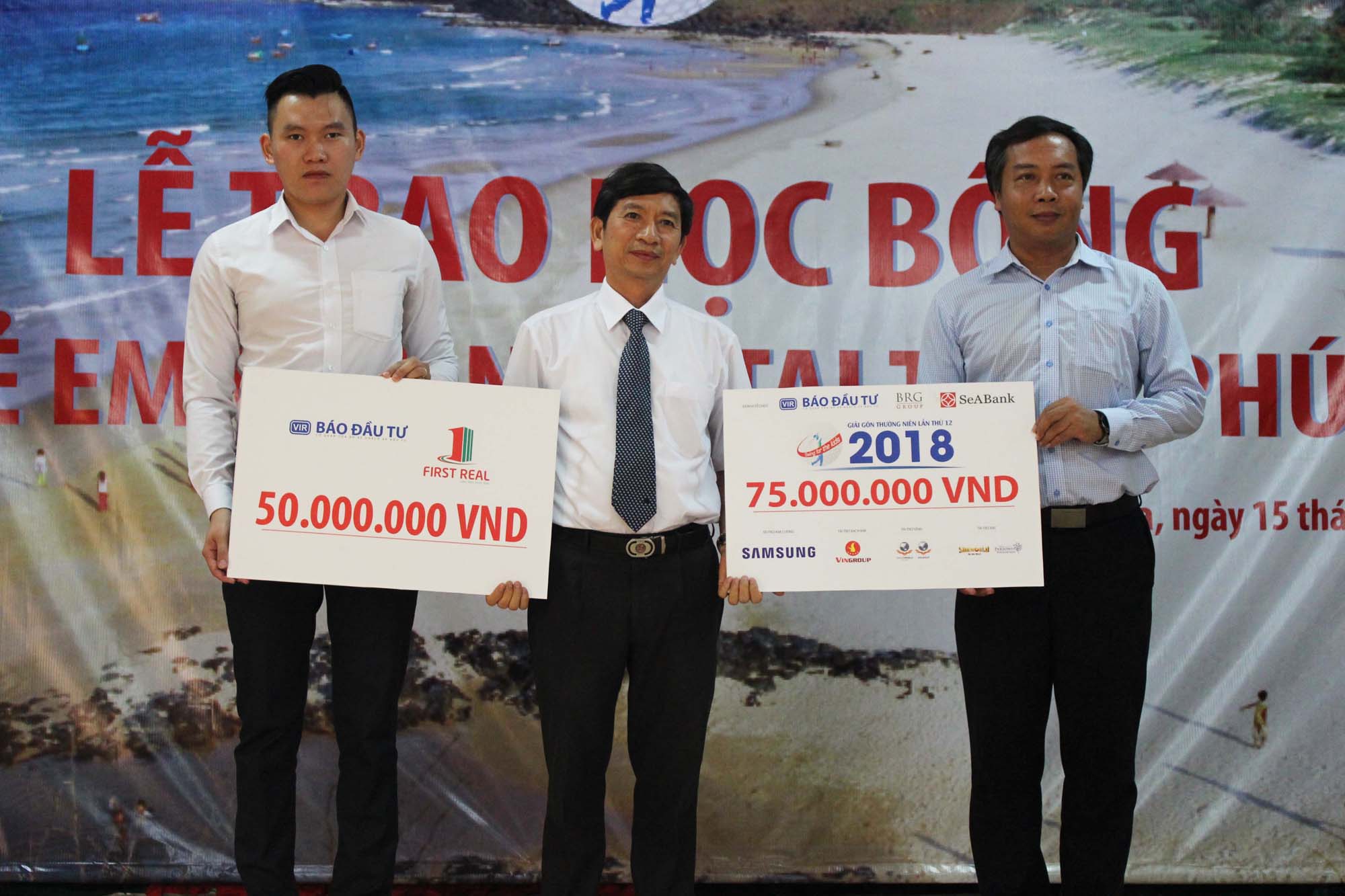 Ông Lê Trọng Minh, Tổng biên tập  Báo Kl99ok phiên bản mới (bên phải) và  ông Phạm Thế Trung, Phó tổng giám đốc Firt Real trao biểu trưng cho đại diện Sở Giáo dục và Đào tạo tỉnh Phú Yên.  Ảnh: Thành Nguyễn.