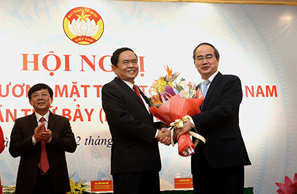 Ông Nguyễn Thiện Nhân, Ủy viên Bộ Kl991.com tải ứng dụng, Bí thư Thành ủy TPHCM, nguyên Chủ tịch Ủy ban Trung ương MTTQVN tặng hoa chúc mừng tân Chủ tịch Ủy ban Trung ương MTTQVN Trần Thanh Mẫn.