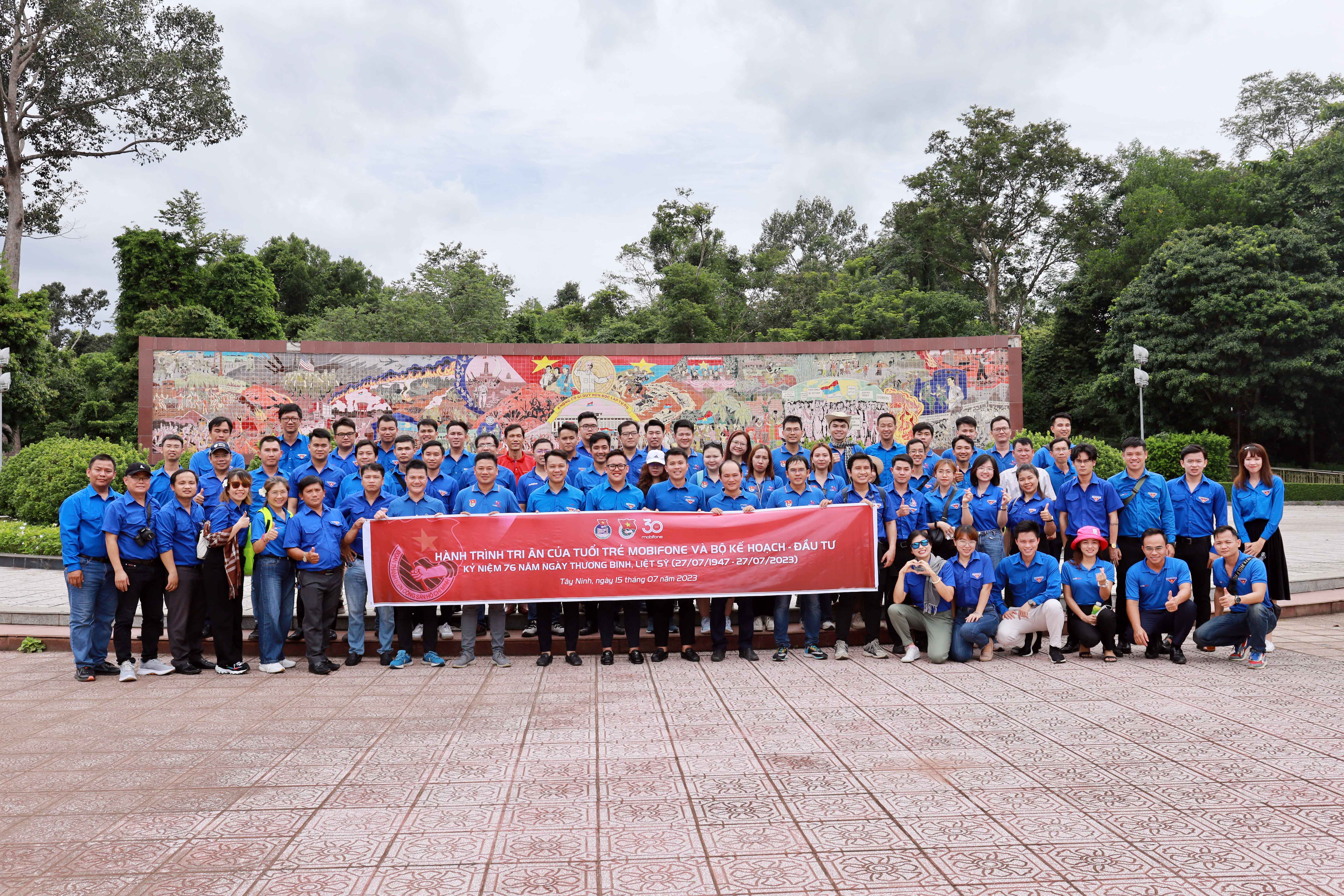 Đoàn Thanh niên Bộ Kế hoạch và Kl99ok phiên bản mới cùng Mobifone tổ chức về nguồn, thăm căn cứ Trung ương Cục miền Nam