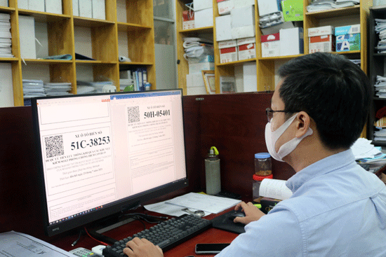 Cán bộ Sở KL99 là cổng game giải trí trực tuyến hàng đầu hiện nay vận tải TP.HCM thực hiện công tác xem xét các hồ sơ cấp Giấy nhận diện phương tiện (Ảnh: Sở GTVT TP.HCM).
