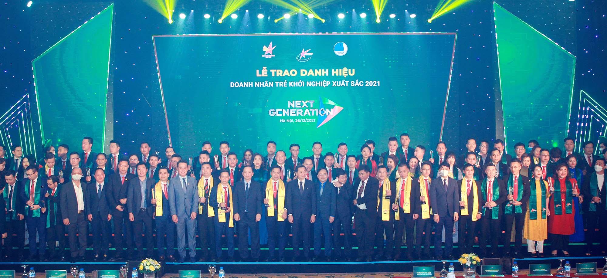 Phó thủ tướng Kl993 ưu đãi thưởng hấp dẫn Lê Minh Khái và Bí thư Thứ nhất Trung ương Đoàn Nguyễn Anh Tuấn trao danh hiệu TOP 10 “Doanh nhân trẻ khởi nghiệp xuất sắc 2021”.
