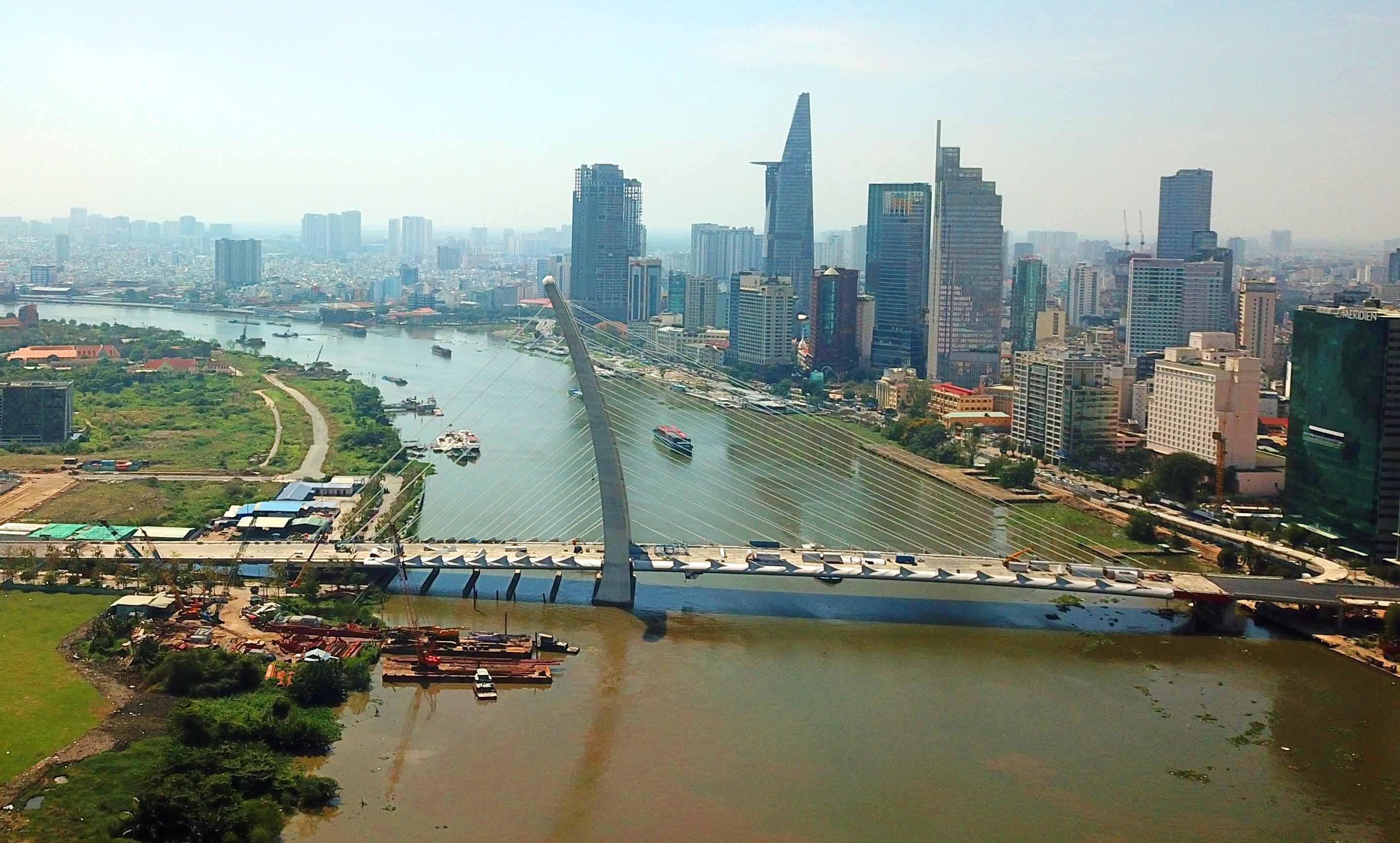 Những ngày cuối năm, công nhân trên công trường đang gấp rút hoàn thành công trình hiện đại nối TP. Thủ Đức và quận 1,TP.HCM.