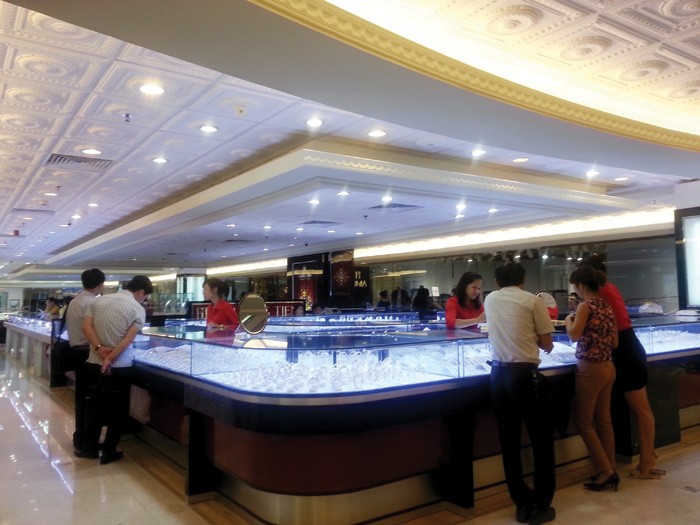 Tràng Tiền Plaza đìu hiu mùa Sale off ảnh 2