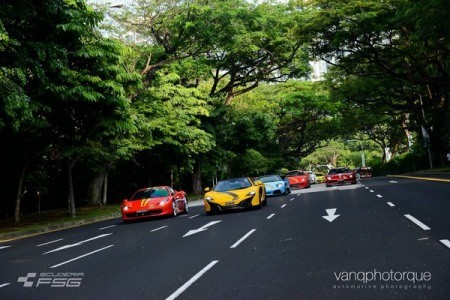 Chiếc McLaren 650 Spider màu vàng dẫn đầu đoàn