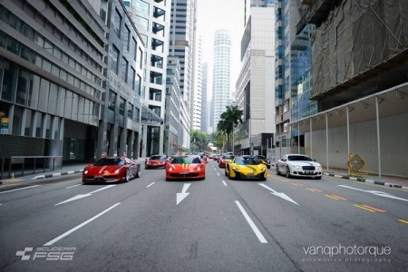 Chiếc McLaren 650 Spider màu vàng dẫn đầu đoàn
