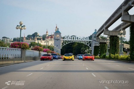 Chiếc McLaren 650 Spider màu vàng dẫn đầu đoàn