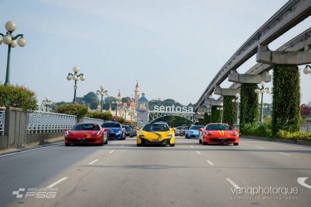 Chiếc McLaren 650 Spider màu vàng dẫn đầu đoàn