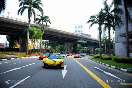 Chiếc McLaren 650 Spider màu vàng dẫn đầu đoàn