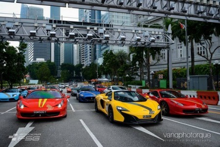 Chiếc McLaren 650 Spider màu vàng dẫn đầu đoàn
