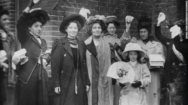 Bà Pankhurst (đứng giữa) và con gáiChristabel Harriette (thứ ba từ trái sang)được những người ủng hộ chào đón sau khi được tự do vào năm 1908.