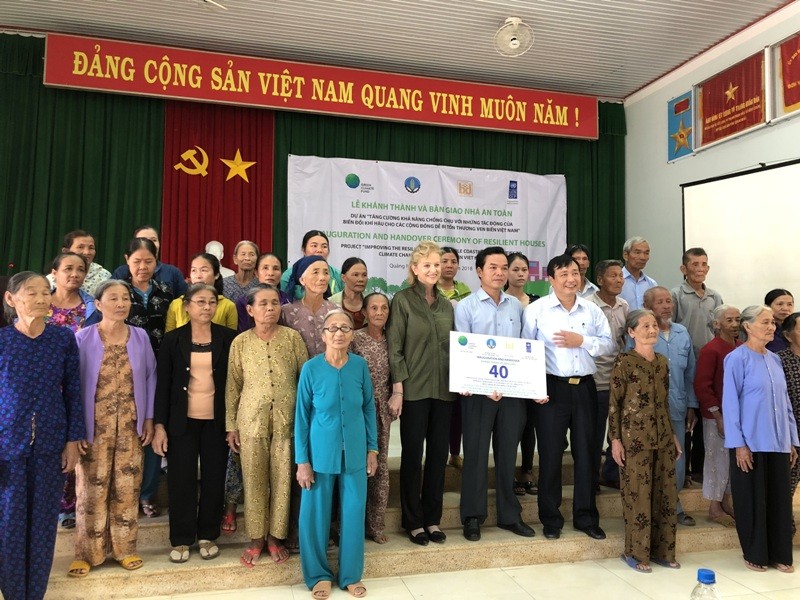 Quảng Ngãi bàn giao thêm 40 nhà an toàn chống chịu bão lũ cho dân nghèo ảnh 1