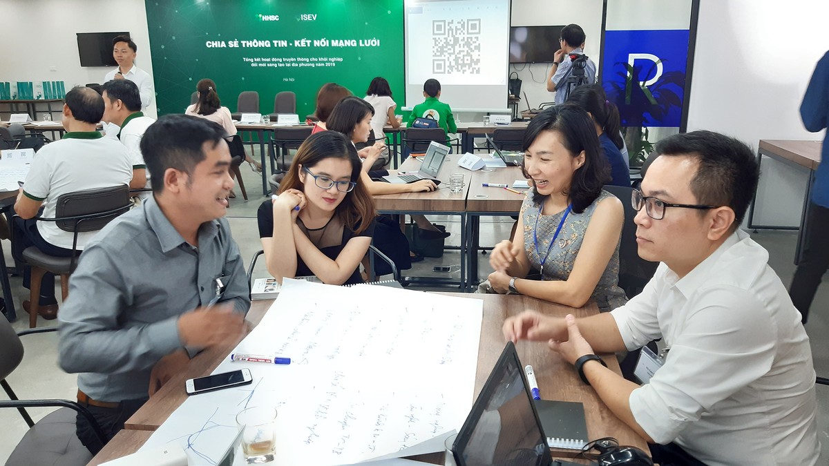 Một nhóm các bạn trẻ thảo luận trong một sự kiện về startup. Ảnh: Thành Nguyễn.