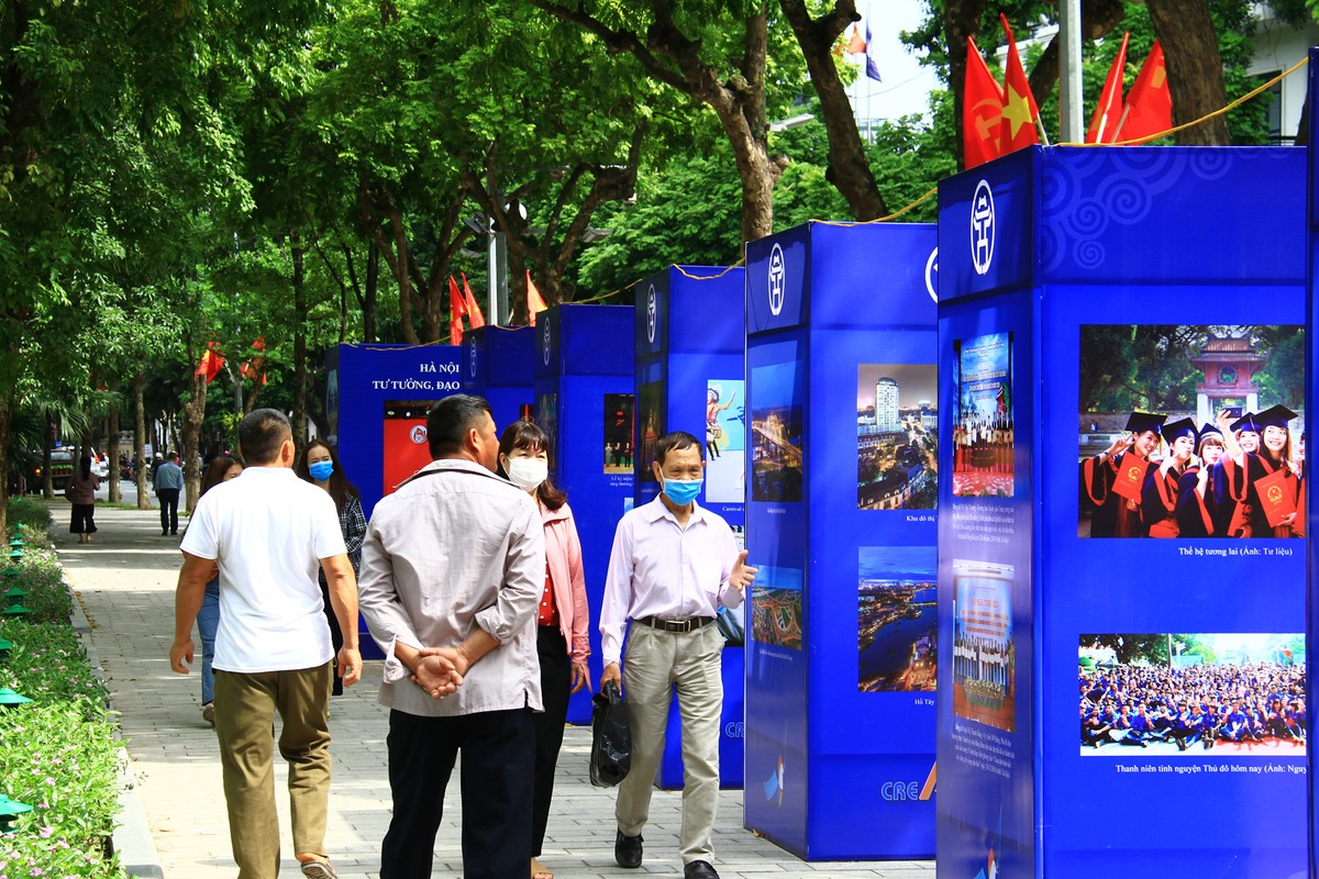 Người dân đi qua không thể không để ý đến các "bốt thông tin".