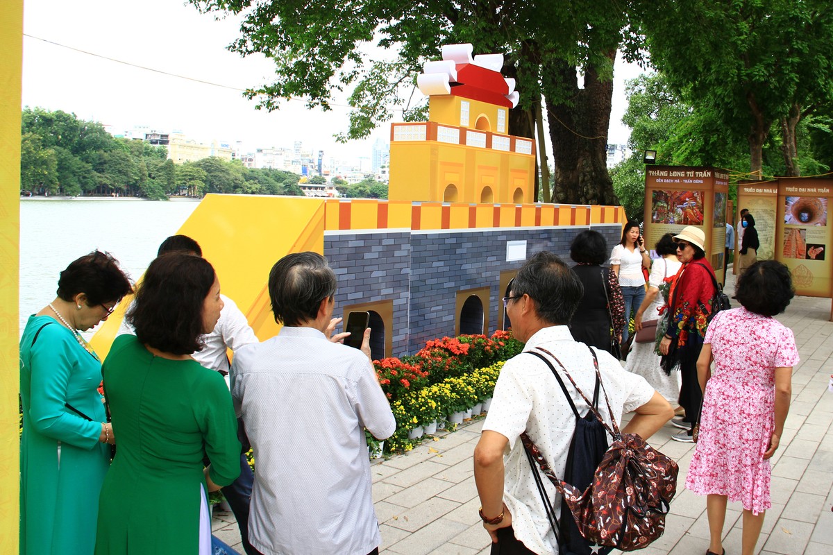 Người dân tập trung khá đông để tham quan.