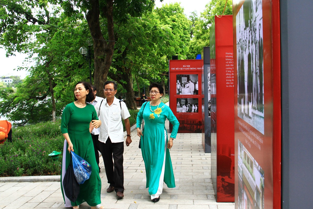 Nhiều người dân tìm đến triển lãm ngoài trời này để tham quan.