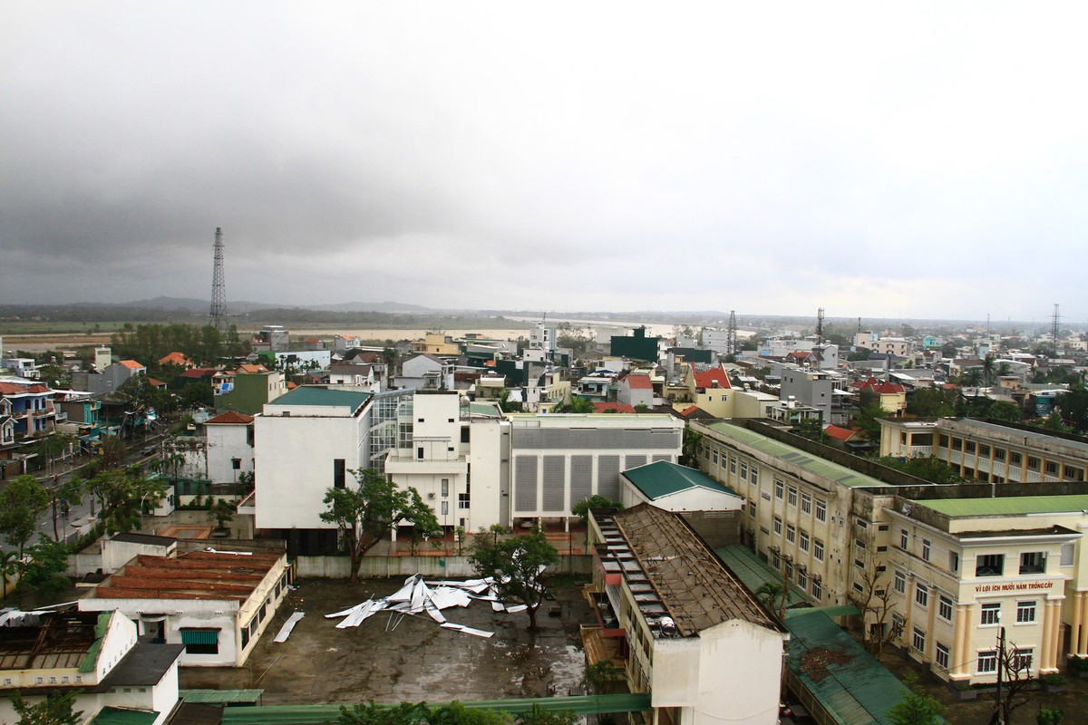 Nhiều ngôi nhà thuộc diện kiên cố ngay tại thành phố Quảng Ngãi cũng bị bão thổi tung mái tôn.