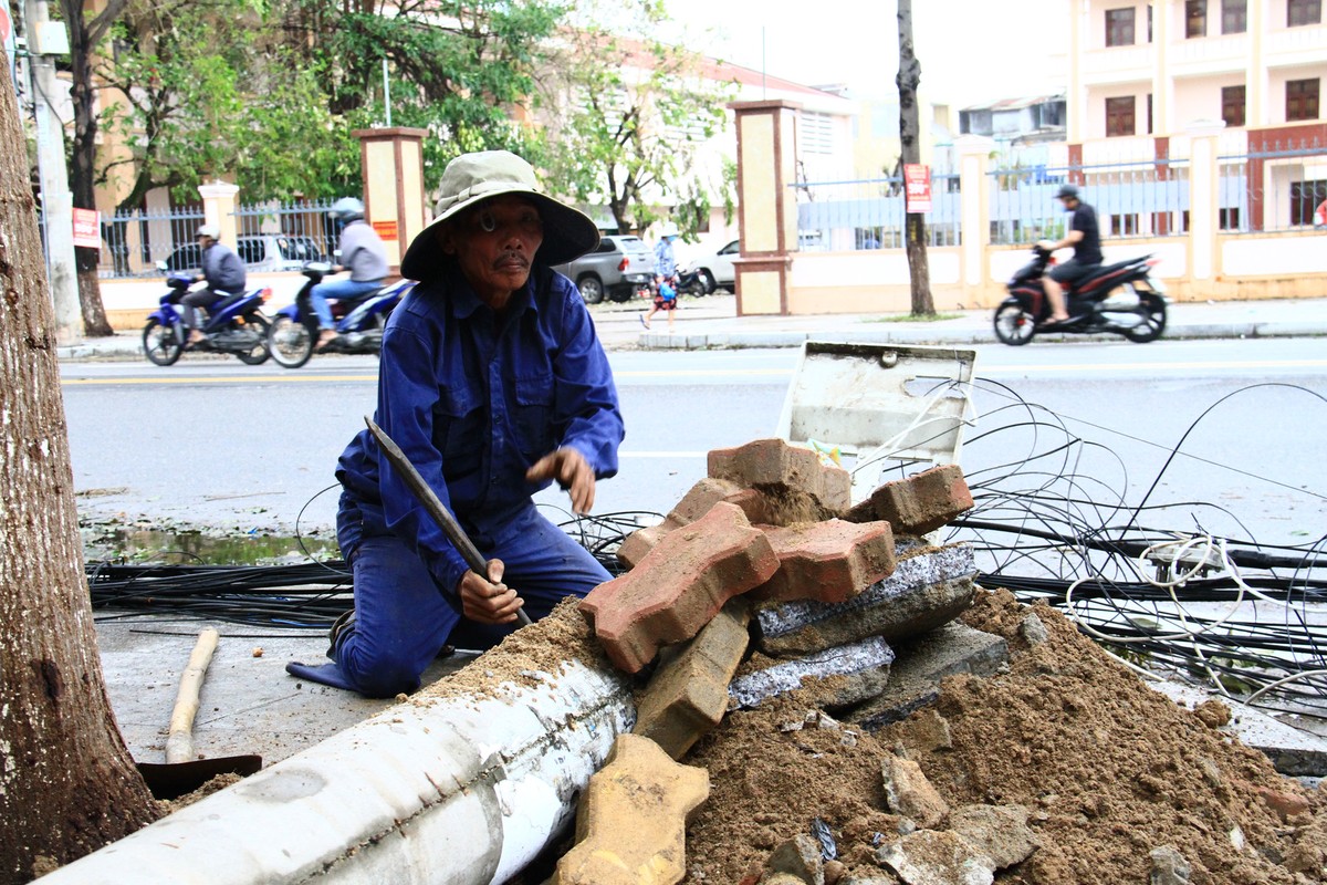 Nhiều cột điện bị gãy đổ phải thay mới.
