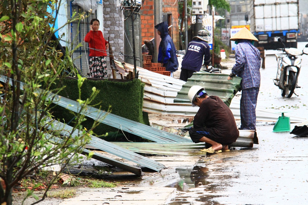 Người dân dọn dẹp hiện trường sau bão.