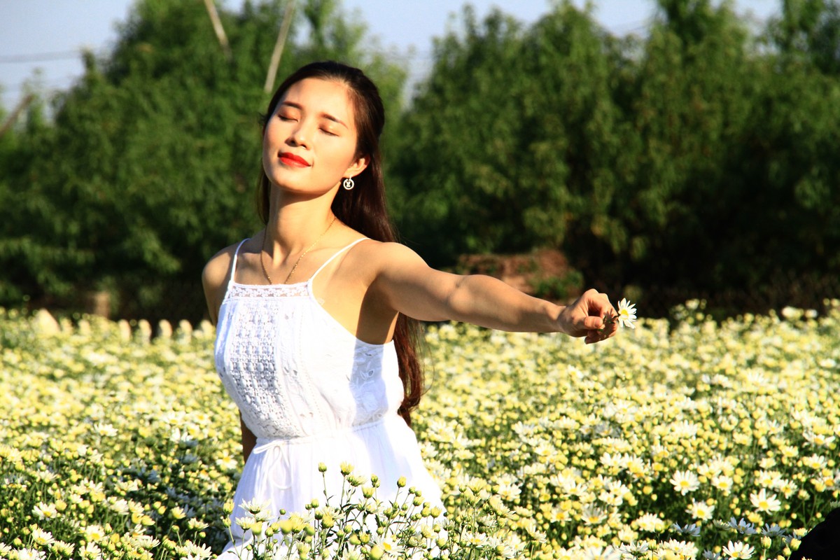 Trong con nắng cuối Thu, các thiếu nữ tha hồ tạo dáng.