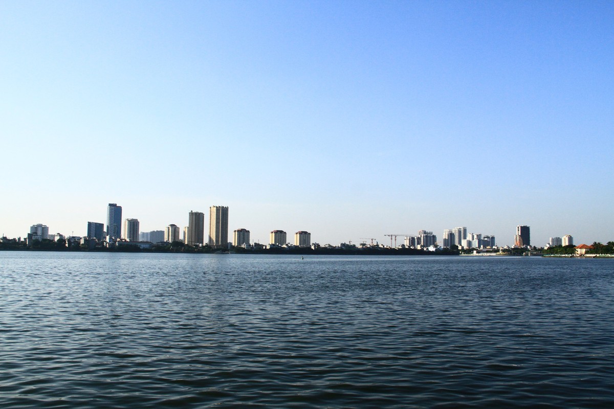 View hồ từ hướng đường Thanh Niên.